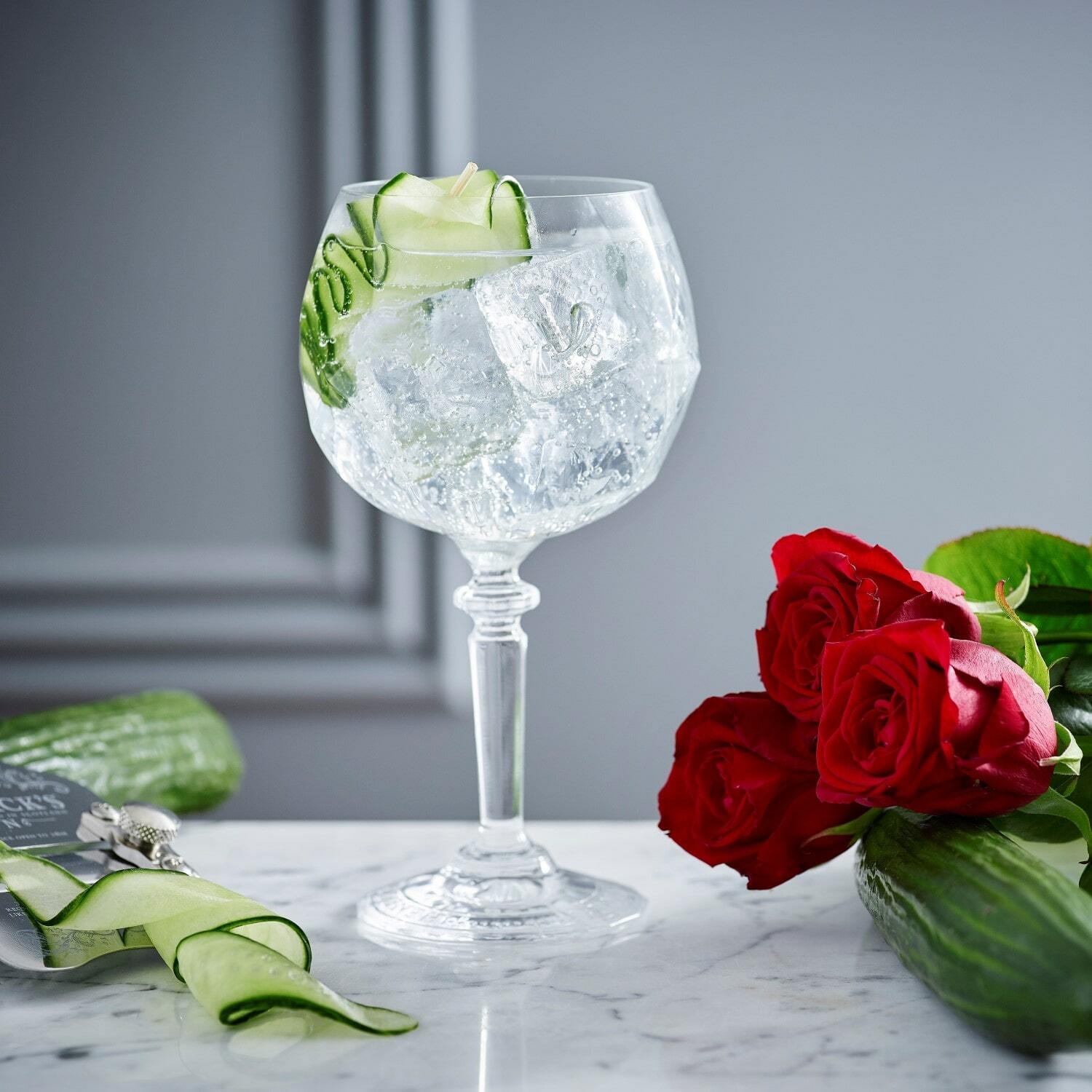 Hendrick's Gin & Tonic opskrift Klassisk drink shakeit.dk shakeit.dk