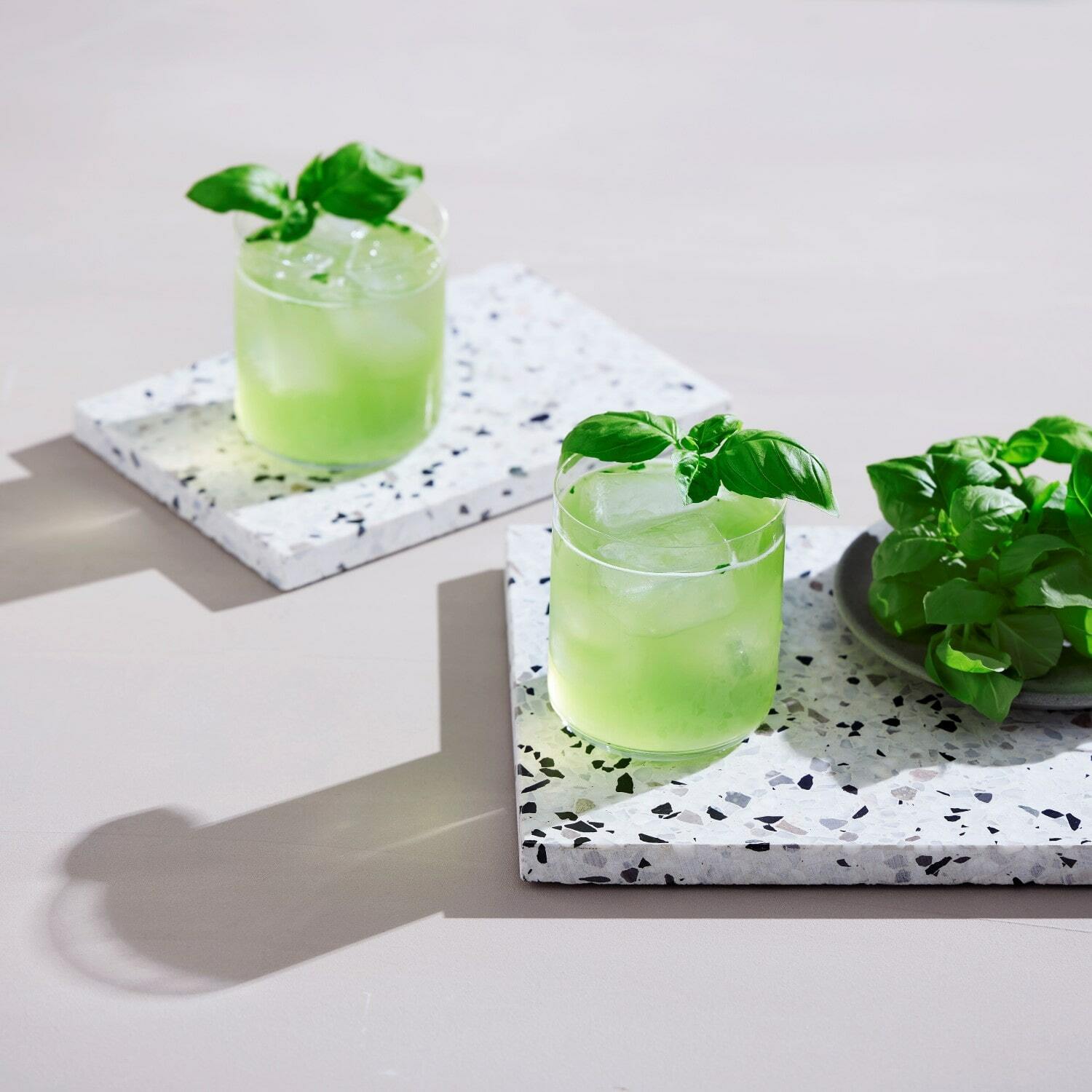 Gin Basil Smash opskrift Nyt twist shakeit.dk shakeit.dk