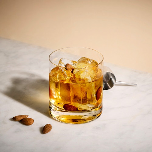Almond old fashioned cocktail opskrift 1000x1000